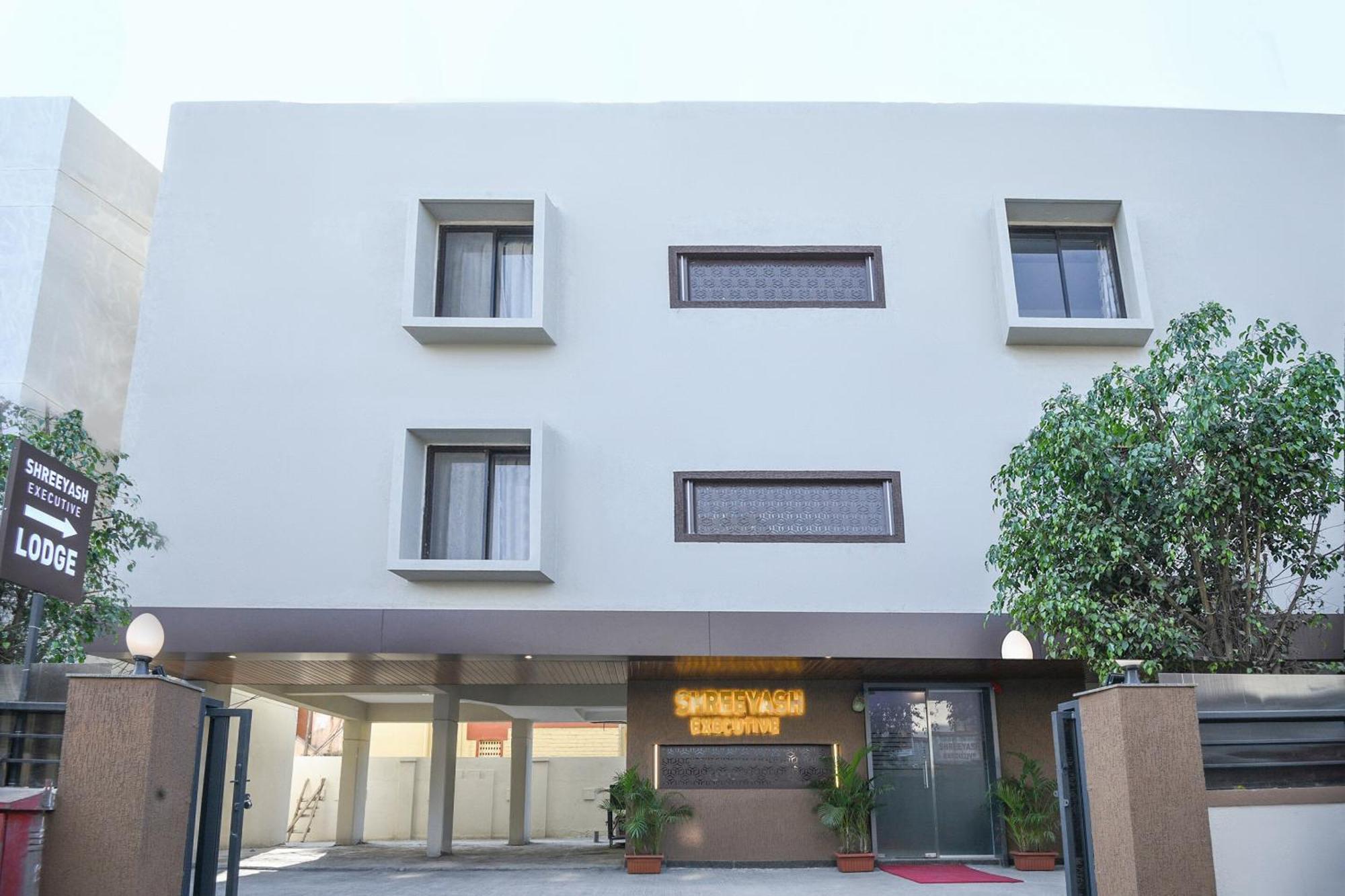 Oyo Flagship Hotel Shreeyash Executive Mangvadi Exterior photo